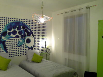 APRES - CHAMBRE POISSON
Tête de lit - papier peint ARTE
Luminaire - création DECORATIONSUD