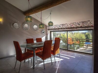De la couleur de la gaieté avec ces luminaires en rotin et scoubidous . Pour amener de la luminosité sur le mur, des miroirs en rotin couleur inox .